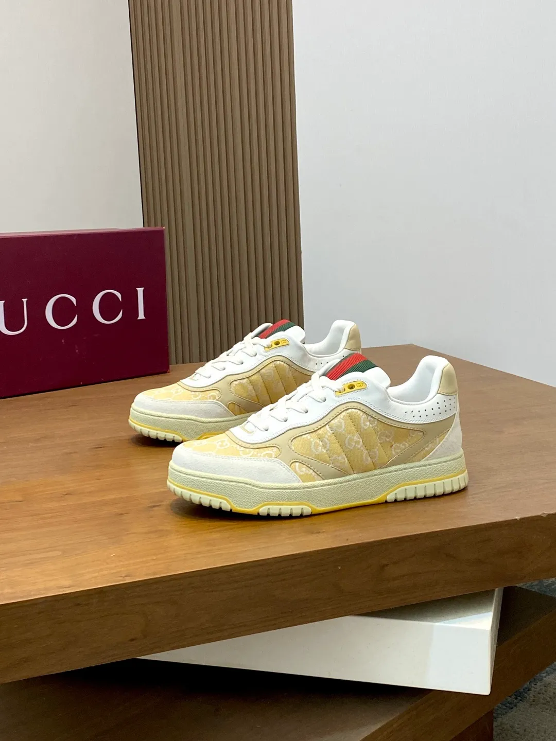 Men's Shoes 💰660 𝐆𝐮𝐜𝐜𝐢 𝐑𝐞-𝐖𝐞𝐛 As the first sneaker created by Sabato De Sarno for Gucci, the Re-Web series reinterprets the brand's classic stripes and sets off the modern silhouette design with bold and unique details. These shoes are crafted from white leather. This new sneaker is ingeniously decorated with many of the brand's classic details, and is equipped with a bright red and green webbing tongue, which will make people fall in love at first sight. White leather treated with a special process for softness and luster, with an embossed grainy texture. Script Gucci logo and interlocking G web label with Interlocking G and script Gucci logo. Rubber outsole with interlocking G detail eyelets. Web tongue. Size: 39-44 (customized for sizes 38 and 45)